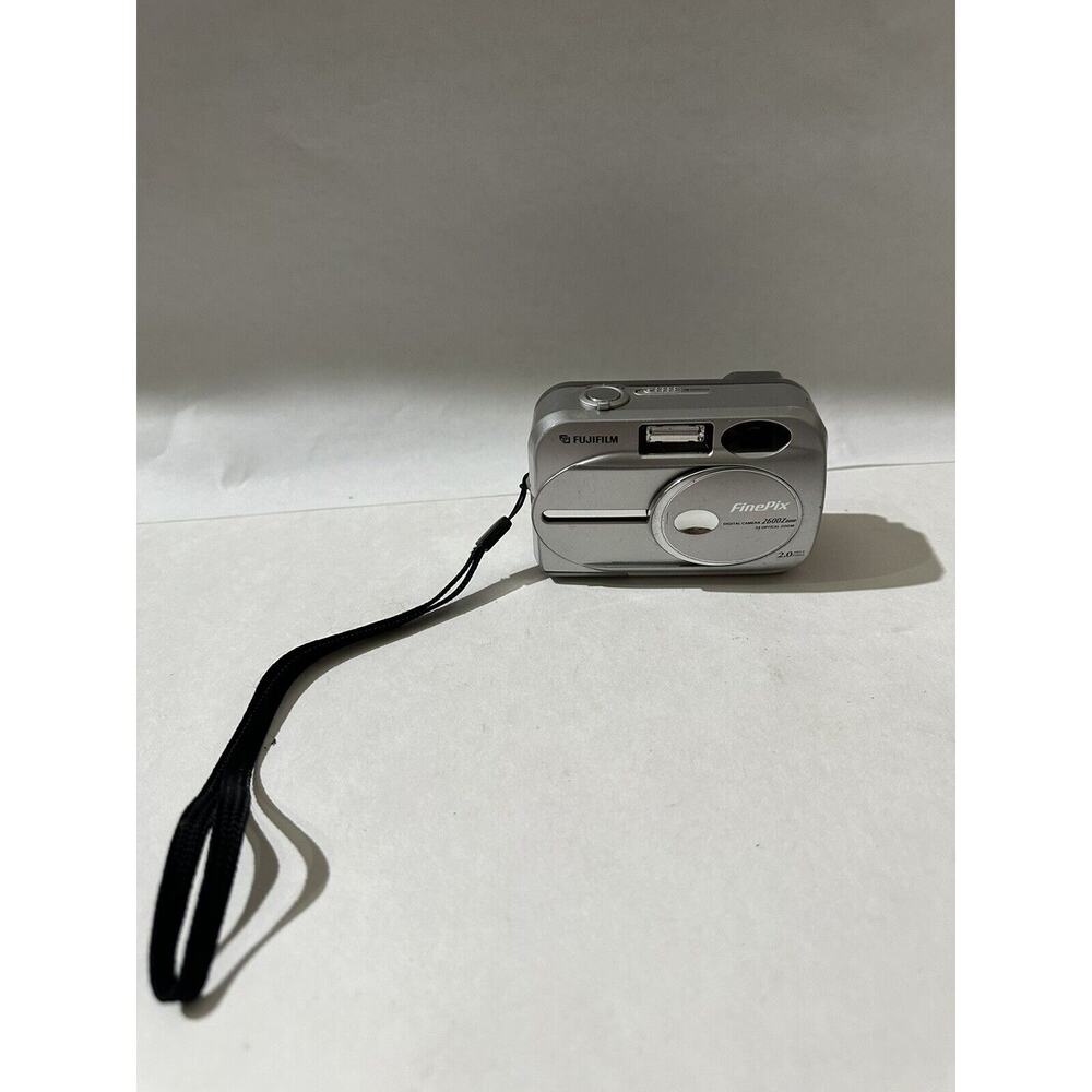 Fujifilm Digital Camera FinePix 2600 Zoom 2.0MP Silver For Parts Repair ONLY
